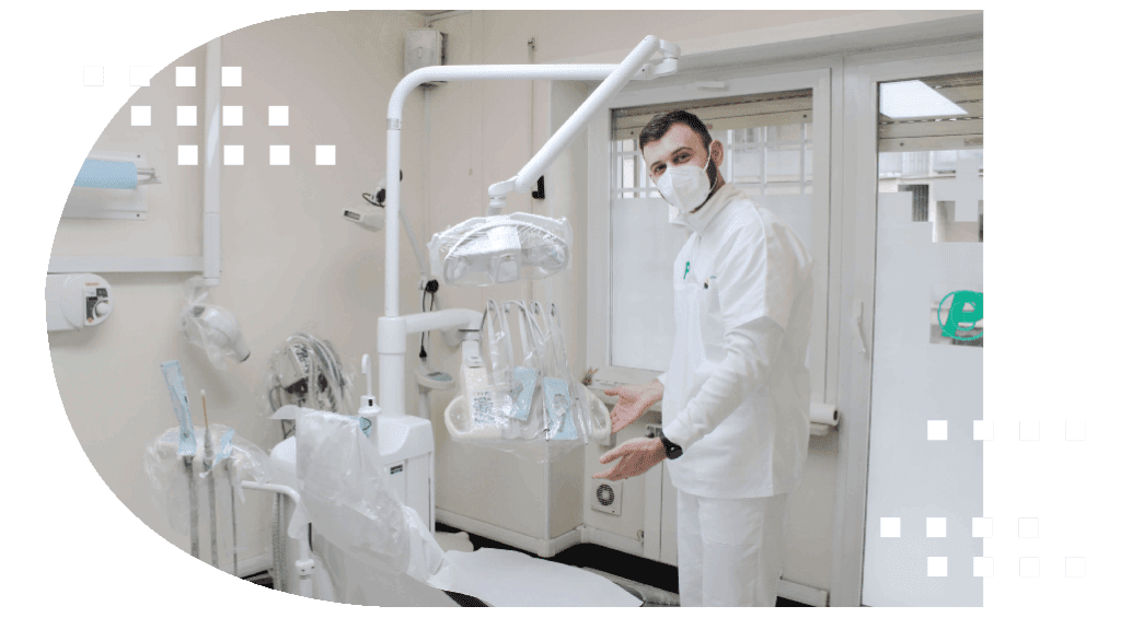 Assistente alla poltrona ci invita a sederci sulla poltrona