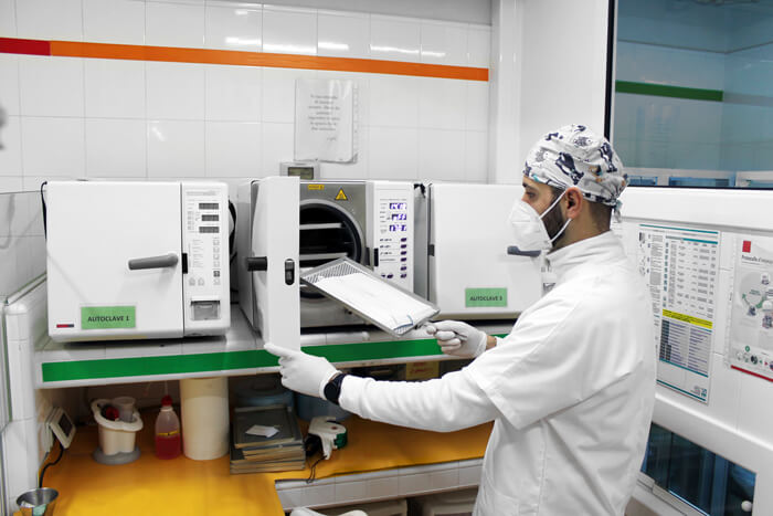 Assistente inserisce strumenti nell'autoclave